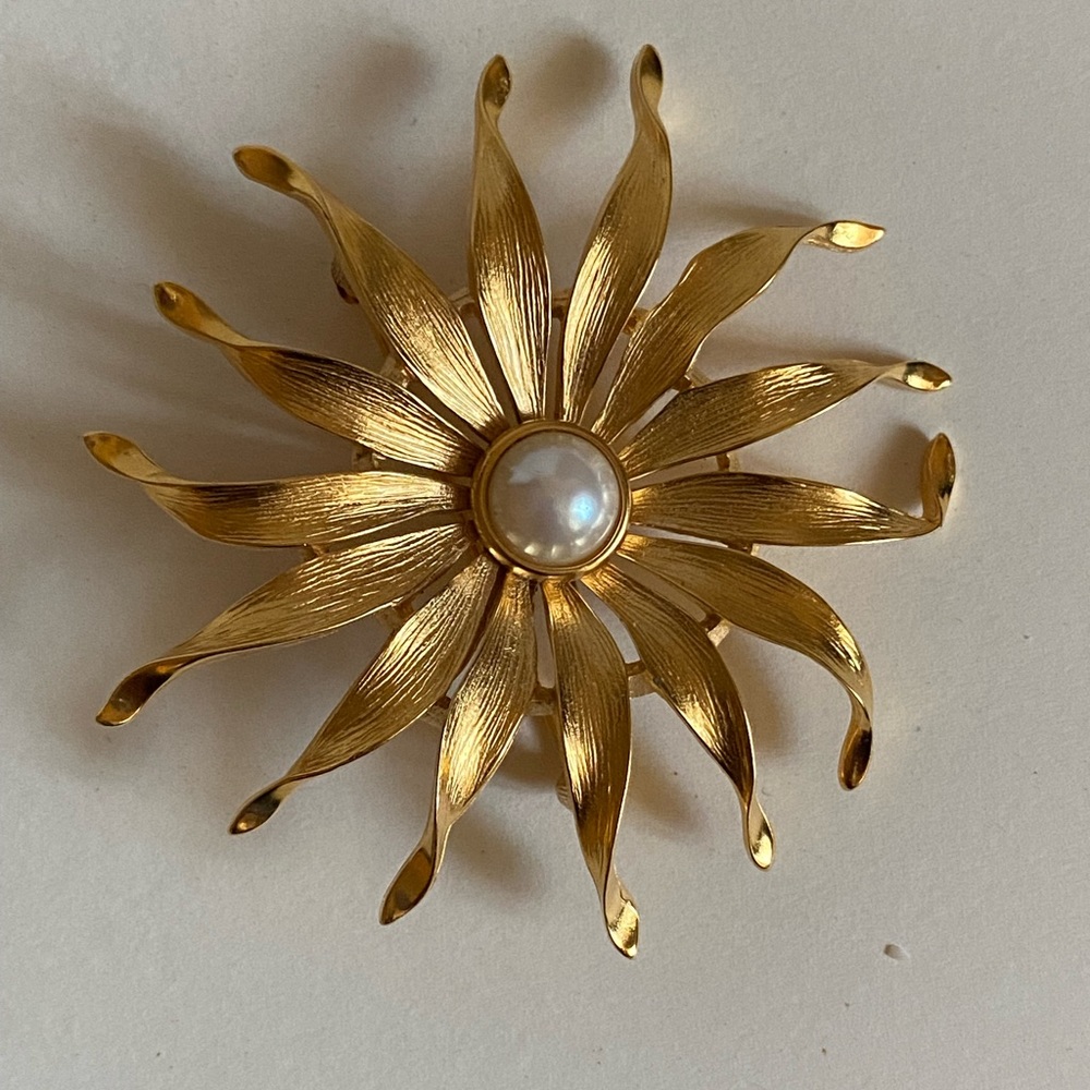 Vintage gold tone & pearl flower brooch